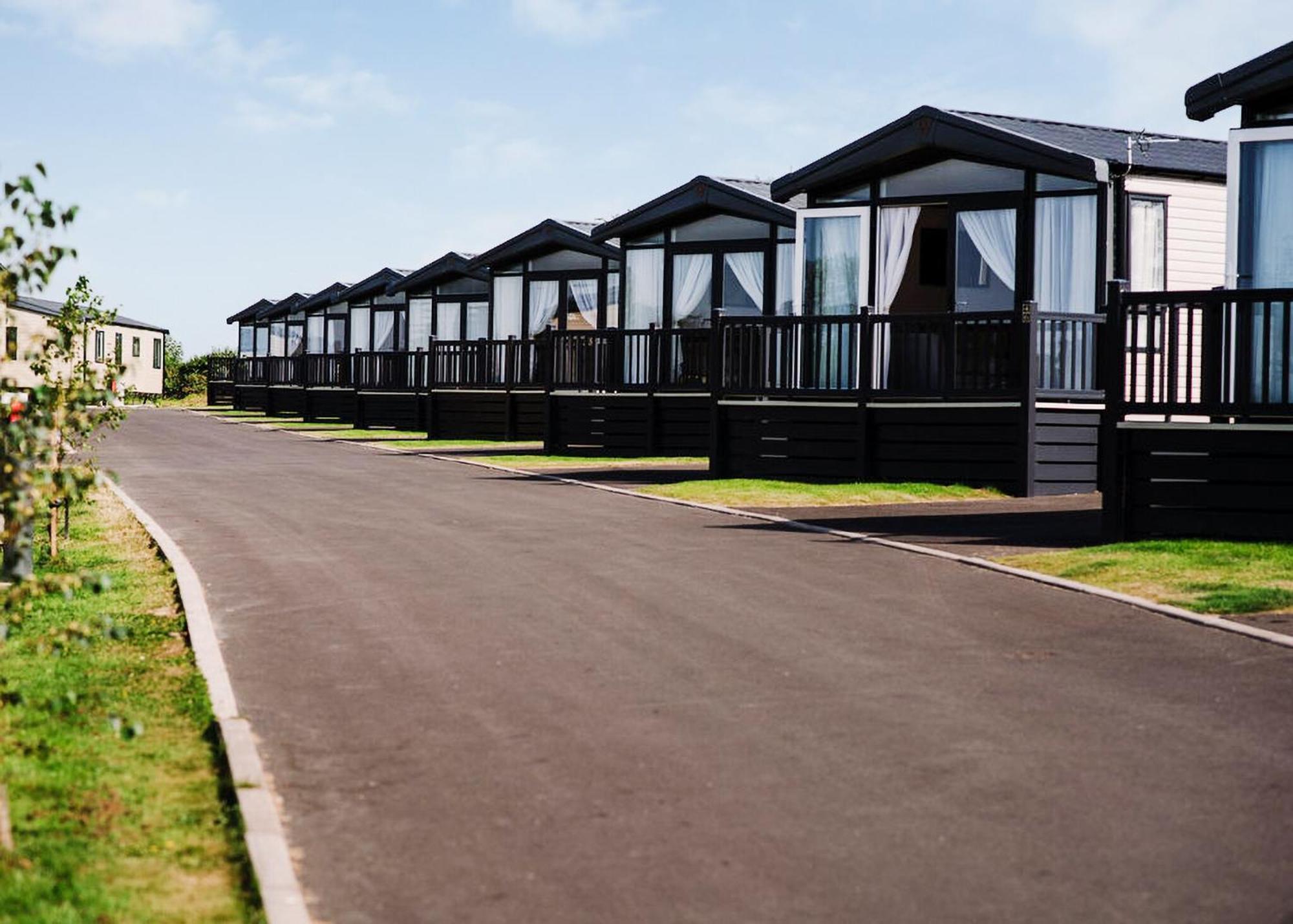 Отель Green Meadows Country Park Harker Экстерьер фото